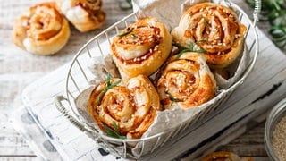 Gebäck-Schnecken in einem Körbchen - Herzhafte Snacks: Knabbereien, Fingerfood & Knusperstangen