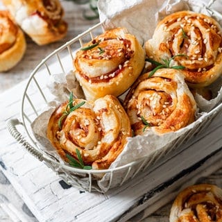 Gebäck-Schnecken in einem Körbchen - Herzhafte Snacks: Knabbereien, Fingerfood & Knusperstangen