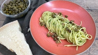 Spaghetti mit Petersilienpesto und frittierten Kapern