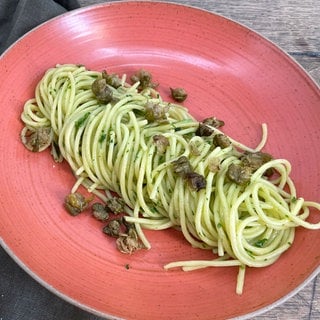 Spaghetti mit Petersilienpesto und frittierten Kapern