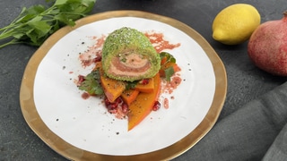 Saiblingsröllchen mit Kürbissalat und Granatapfel-Vinaigrette