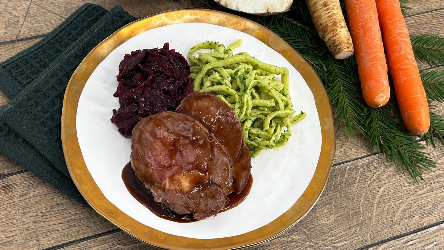 Rehbraten mit karamellisiertem Holunder-Rotkraut und Kräuterspätzle