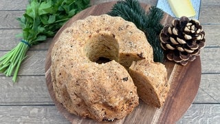 Würziger Gugelhupf mit Schinken und getrockneten Tomaten