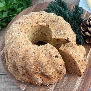 Würziger Gugelhupf mit Schinken und getrockneten Tomaten