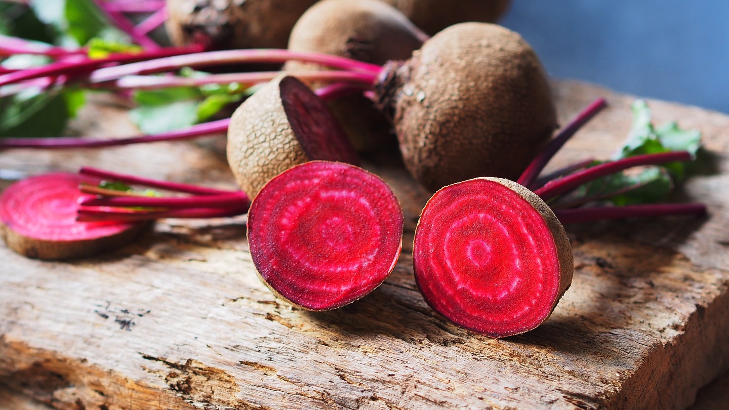 Rote Bete auf einem Brettchen