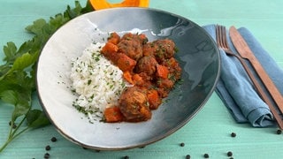 Hackbällchen mit Zimt und Cayennepfeffer in Tomaten-Kardamomsoße