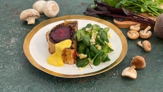 Rote Bete à la Wellington mit Pilzen und Meerrettich-Hollandaise