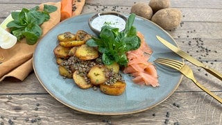 Bratkartoffelsalat mit Linsen und Feldsalat