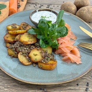 Bratkartoffelsalat mit Linsen und Feldsalat