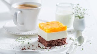 Kuchen mit Schokoboden, Buttercreme und Orangen