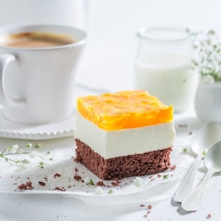 Kuchen mit Schokoboden, Buttercreme und Orangen