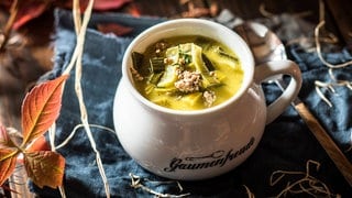 Suppe mit Lauch, Hackfleisch und Käse