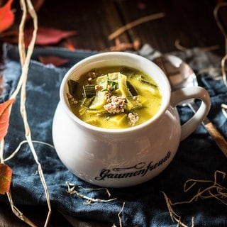 Suppe mit Lauch, Hackfleisch und Käse