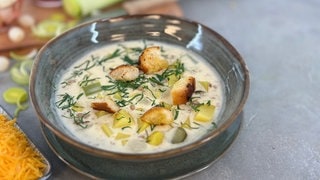 Kartoffel-Käse-Suppe mit knusprigen Brotbröseln