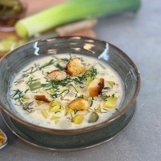 Kartoffel-Käse-Suppe mit knusprigen Brotbröseln