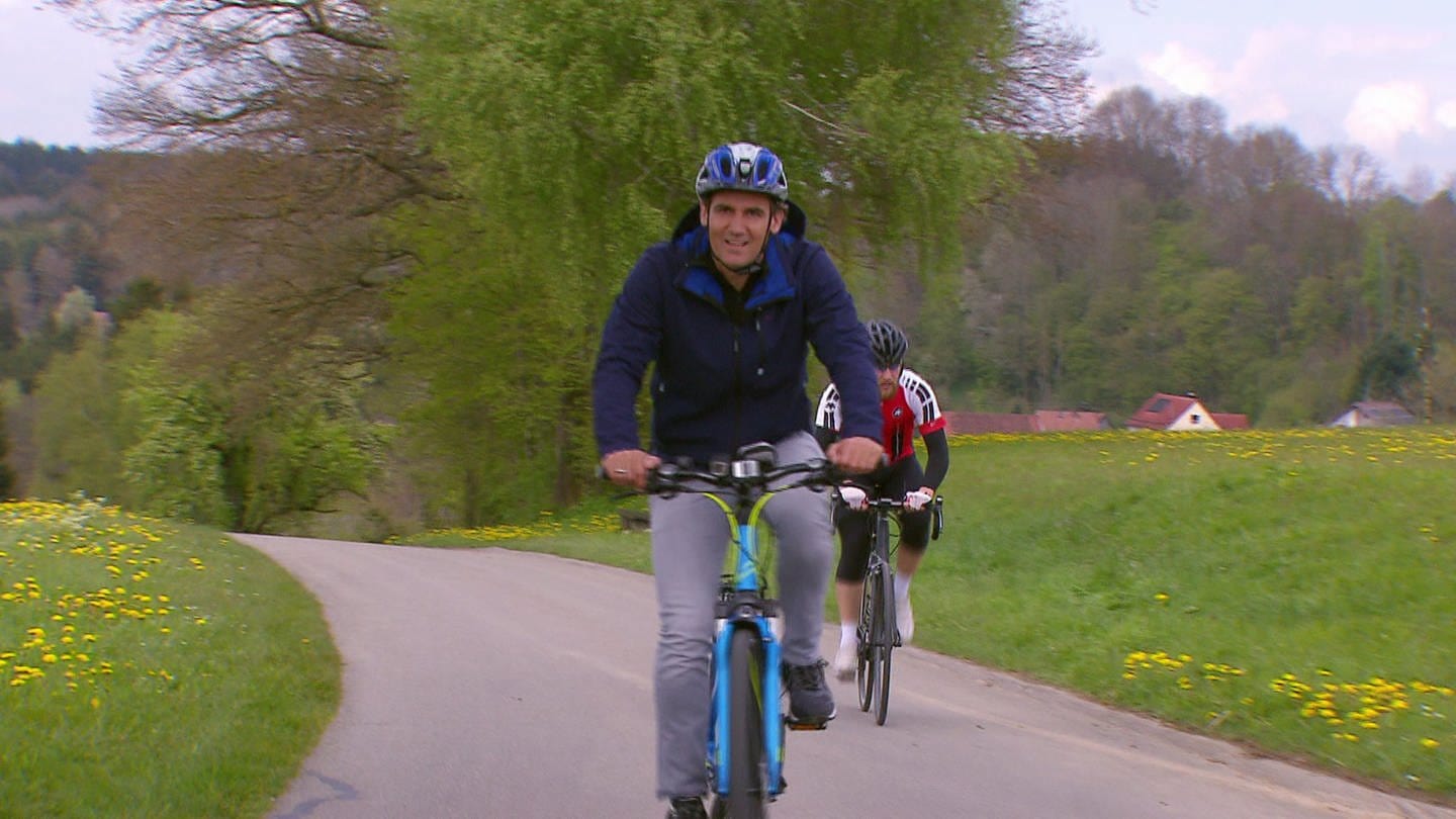 Marius Zimmermann und weitere Person unterwegs mit dem Fahrrad auf dem Oberschwaben-Allgäu-Radweg
