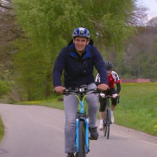 Marius Zimmermann und weitere Person unterwegs mit dem Fahrrad auf dem Oberschwaben-Allgäu-Radweg