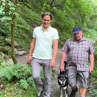 Ausflugsreporter Marius Zimmermann iim südlichen Hunsrück unterwegs mit einem Natur- und Landschaftsführer und dessen Hund