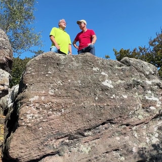 Ausflugsreporter Markus Bundt mit Roland Poh vom Drachenfels-Club auf einem Felsen