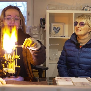 Heike Greis ist in Linkenheim in einer Glasbläserei