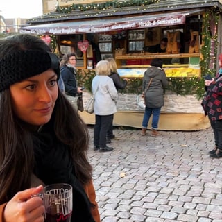 Ausflugsreporterin Alev Seker auf dem Weihnachtsmarkt in Bad Wimpfen