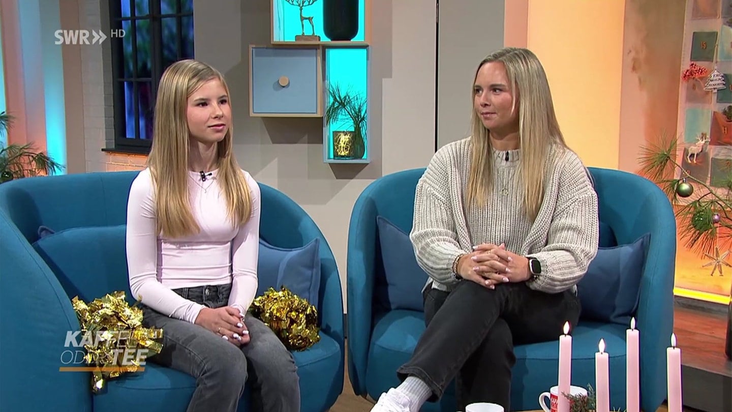 Cheerleader Miriam und Lina von Scheibner