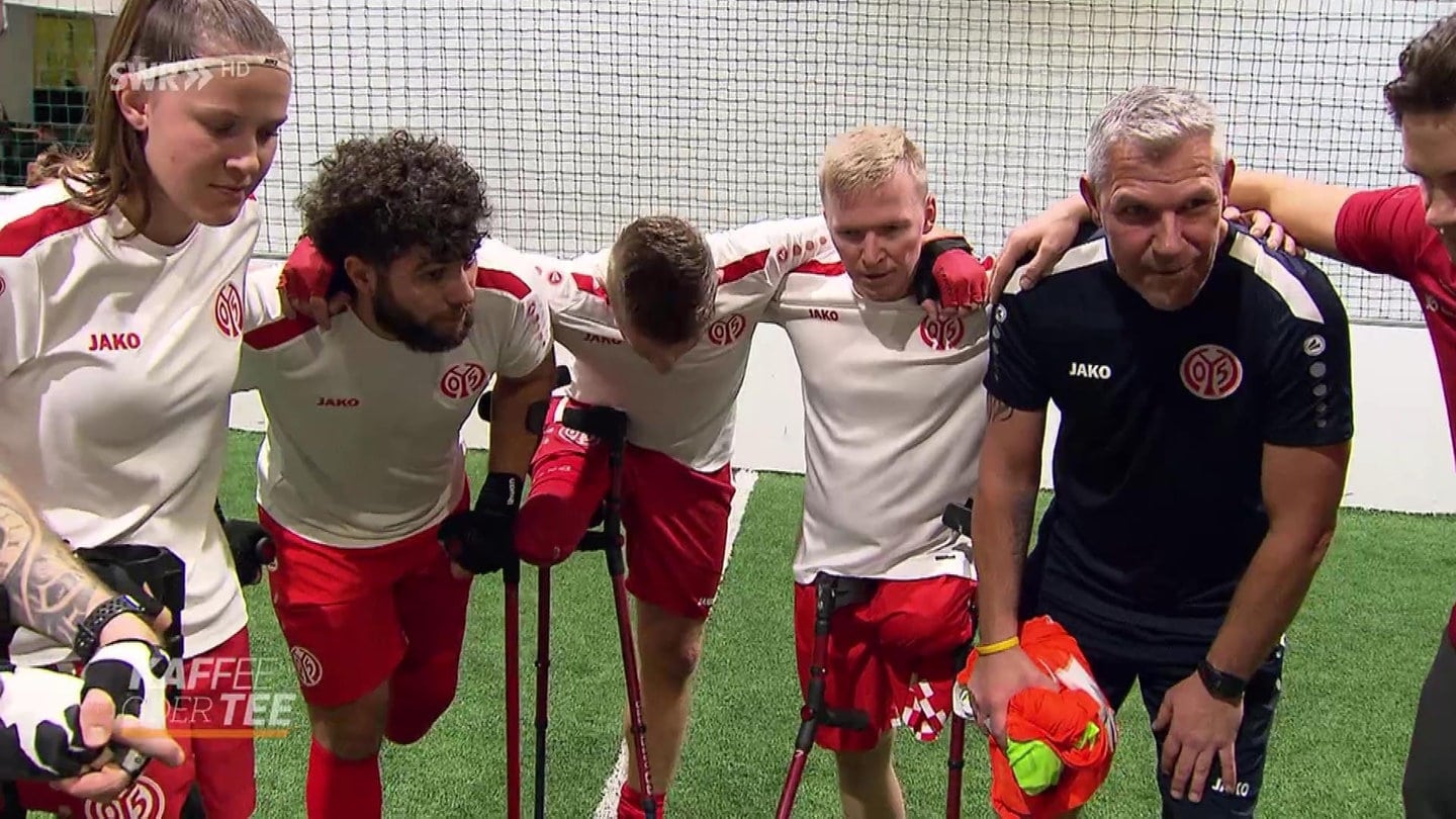 Eine Gruppe amputierter Fußballer von Mainz 05 bei einer Besprechung