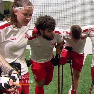 Eine Gruppe amputierter Fußballer von Mainz 05 bei einer Besprechung