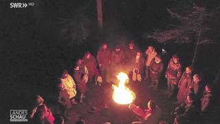 Ritual um ein Lagerfeuer