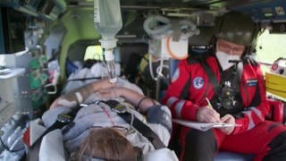 Patiententransport der Luftrettung im Hubschrauber