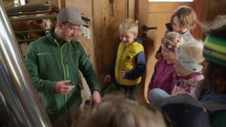 Bauer Florian erklärt Kindern den Melkautomat