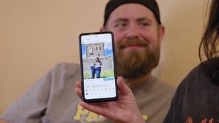 Instagram-Seite auf Handy. Ein Mann sitzt im Hintergrund