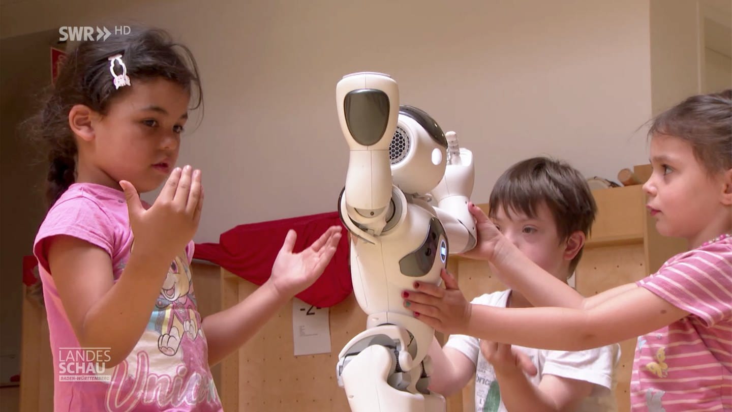 Kinder spielen mit einem Roboter