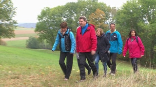 Wanderer auf der Felsenrunde bei Bad Überkingen