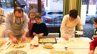 Backtion in Loffenau: Kinder und Erwachsene backen Weihnachtsplätzchen. Mit dabei ist Sonja Faber-Schrecklein