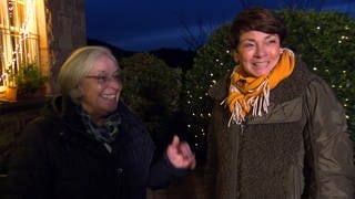 Rachel Thies und Sonja Faber-Schrecklein im Gespräch beim Öffnen des Lebendigen Adventskalenders in Loffenau