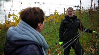 Sonja Faber-Schrecklein und Winzerin Stefanie Schwarz im Weinberg