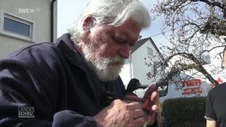 Tierretter Jürgen Völker und eine Ente