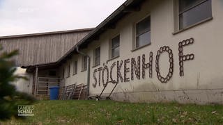 Schriftzug "Stöckenhof" auf dem Gebäude vom Bauernhof