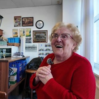 Die 94-jährige Karla steht in der Lounge der Ehrenmitglieder beim SV Waldhof Mannheim und freut sich über ein Tor.