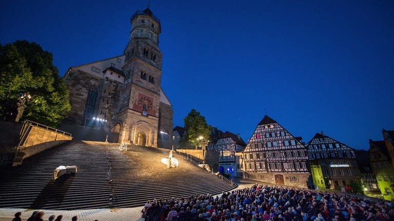 Theateraufführung auf der Großen Treppe vor der Sankt Michaelskirche in Schwäbisch Hall