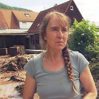 Anita Hartmann steht auf ihrem Pferdehof in Rudersberg, der vom Hochwasser komplett überflutet wurde.