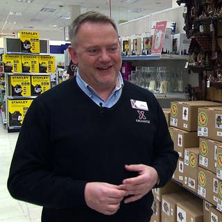 Marktleiter Robin Boylan führt durch den Panzer Main Store, den Supermarkt in der US-Kaserne in Böblingen.