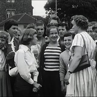 Schülerinnen und Schüler auf Klassenfahrt im Jahr 1959