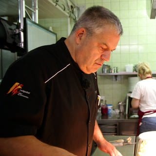 Hotelchef Peter Ehrhardt arbeitet in der Küche des Hotels Adler in Breisach