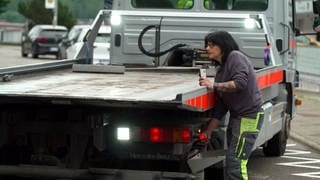 Pannenhelferin Melanie Boschtek steht an ihrem Abschleppwagen