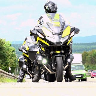 Zwei ADAC Stauberater fahren auf Motorrädern auf der Autobahn