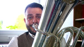 Peter Laib spielt Tuba