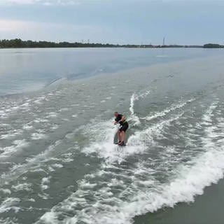 Mann wakeboarded auf dem Rhein