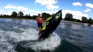 Mann fährt Jetski